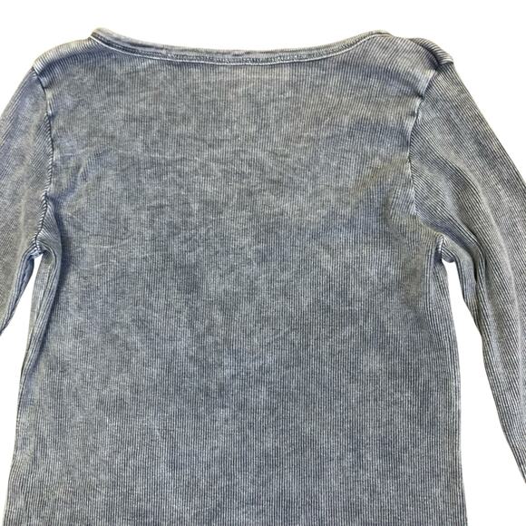 One World Sz L Vtg Y2K Grunge Rose Graphic Print Henley Top 3/4 Grey Distressed - Picture 11 of 16